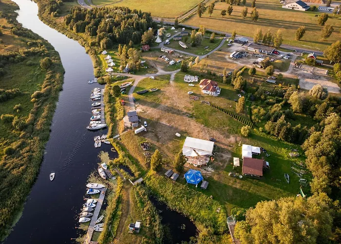 Vakantiehuis Cozy River House With Hot Tub